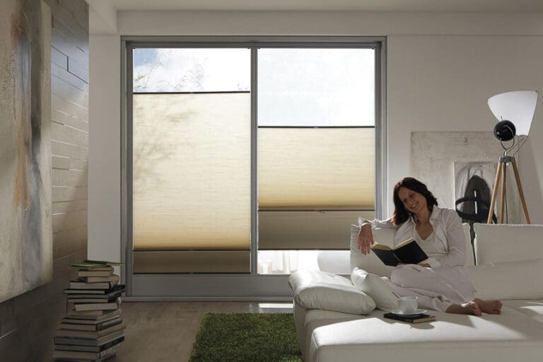 Måttanpassad plisségardin för fönster med effektiv solavskärmning och elegant design.