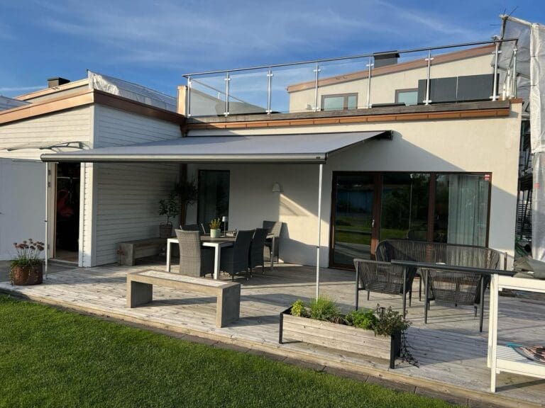Family Design Plus markis med stödben för uteplats, terrass och trädgård med effektiv solavskärmning.