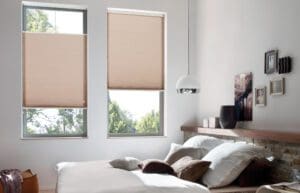 Beige Sunrise plisségardin i sovrum med modern inredning, ljusreglering och insynssk