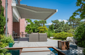 Camabox BX4500 terrassmarkis i öppet läge som ger effektiv solavskärmning över uteplatsen.