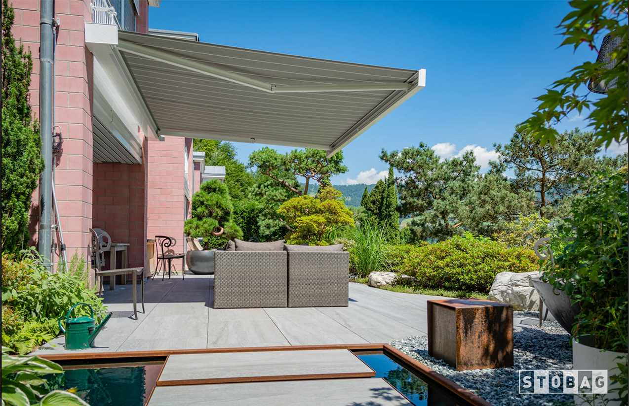 Camabox BX4500 utfälld terrassmarkis över uteplats med effektivt solskydd.