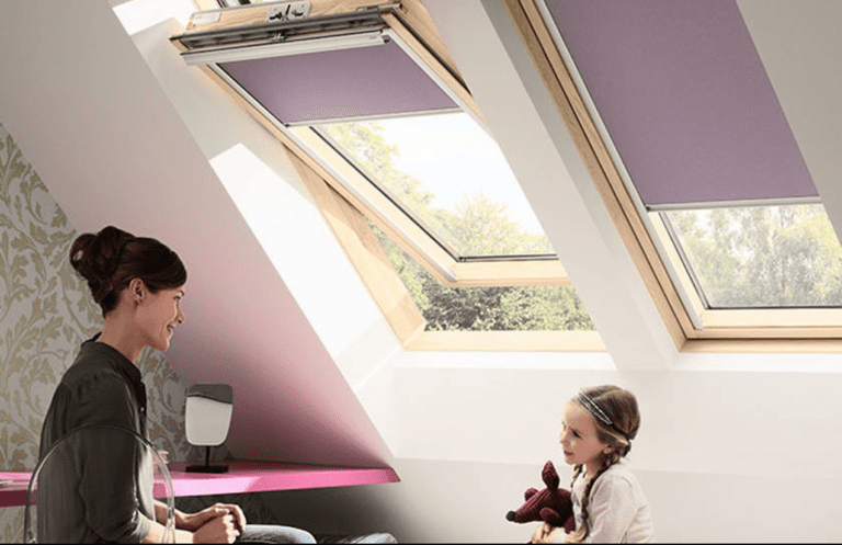Velux rullgardin och solskydd för takfönster med effektiv ljusreglering och värmeskydd.