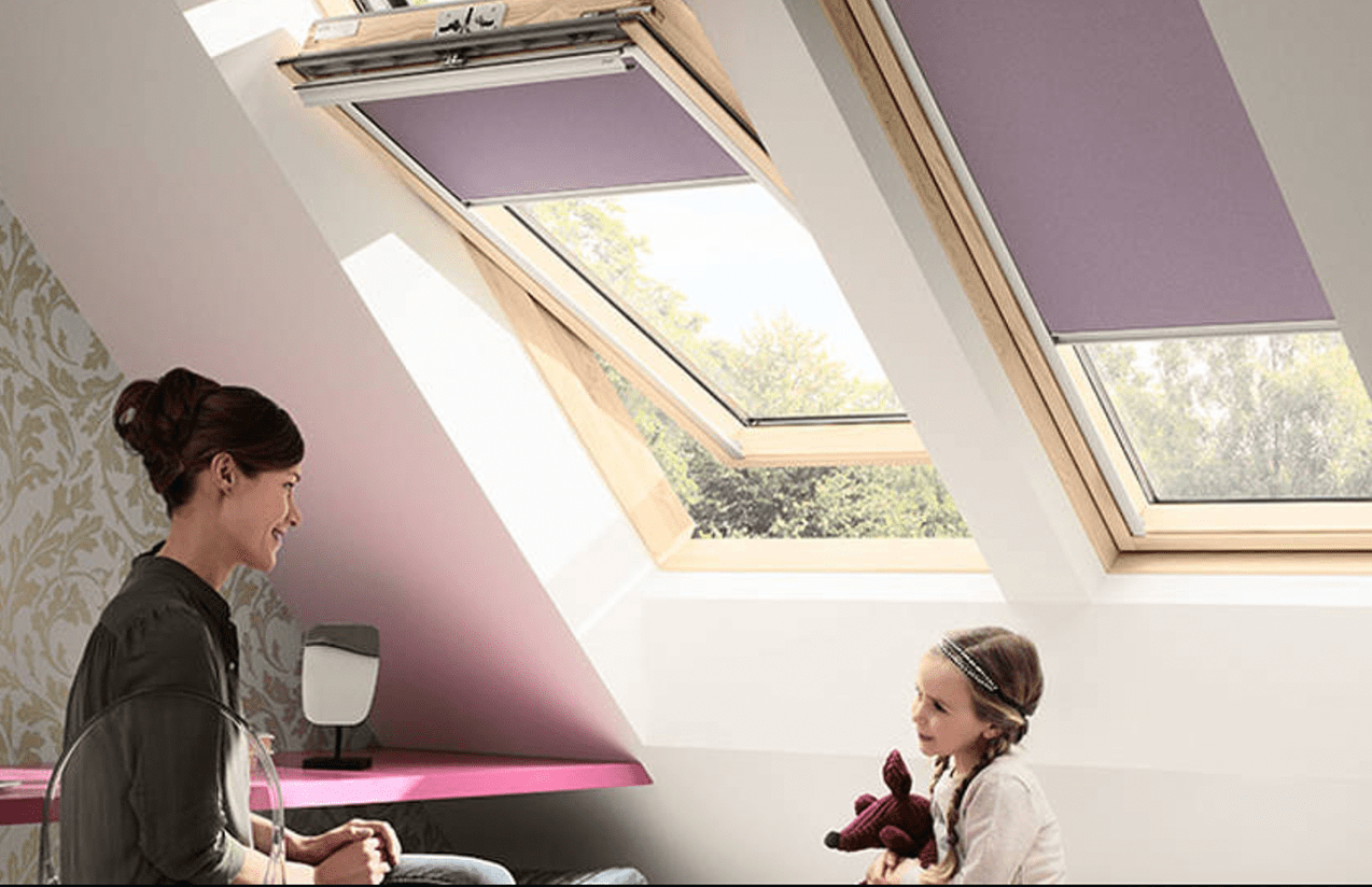Velux rullgardin och solskydd för takfönster med effektiv ljusreglering och värmeskydd.