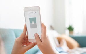 Appstyrt solskydd som enkelt kan styras via mobiltelefon eller röststyrning.